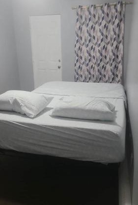 Room in a Beach House with Queen bed in a landlord hosted three bedroom apartment