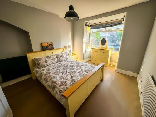 Room in a house share - Kingsized room 25 min away from Central London