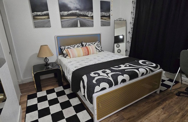 room in a house with WiFi, AC, Microwave, Refrigerator, Tv, private entrance.