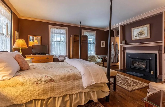 Room in Historic Inn! 20 Minutes to Okemo!