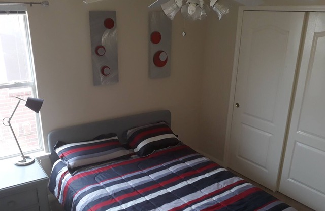 Room in Large (3,900sq ft), Modern home. Medical center, Rodeo, Galleria, Trail
