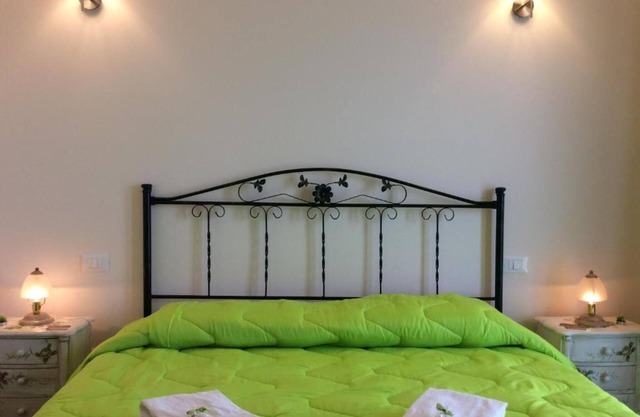 Room 'Maidda' with Shared Garden, Wi-Fi and Air Conditioning