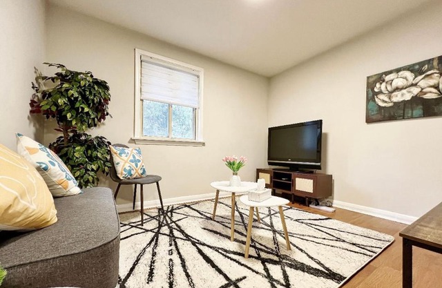 ROOM NEXT TO CANADA WONDERLAND-10 mins Drive- FREE PARKING-WIFI