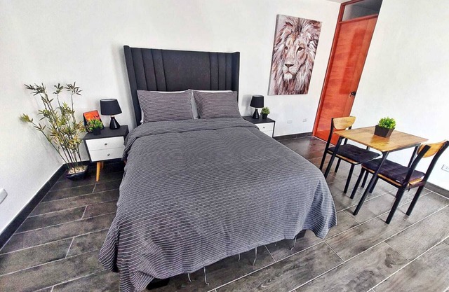 Room on the 1st floor w/private bathroom, 10 minutes from the arpt.