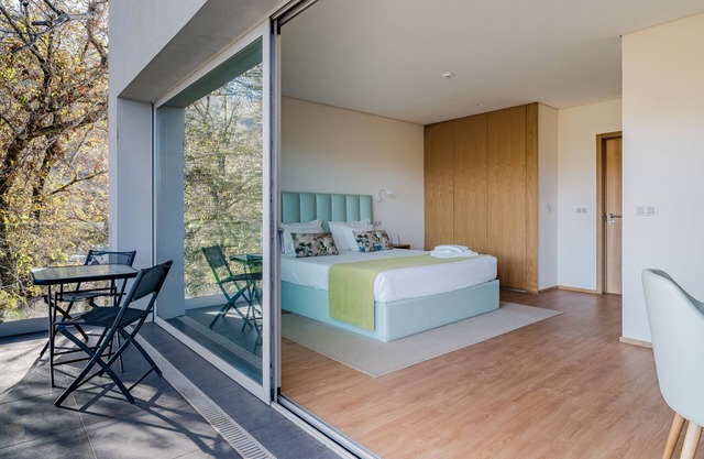 Zimmer 'Quarto Queen 3 - Oak Nature' mit Gemeinschaftspool, gemeinsamer Terrasse und Wi-Fi