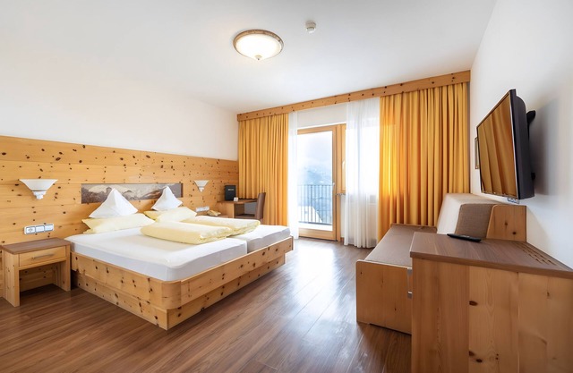 Room 'Silber Zimmer 2' with Mountain View, Wi-Fi and Air Conditioning