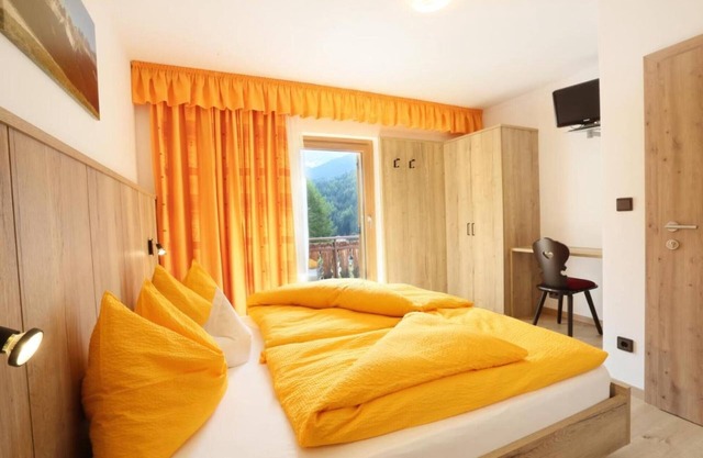 Zimmer 'Veltierhof 1' mit Bergblick, privater Terrasse und Wi-Fi