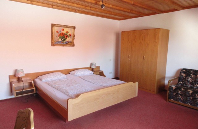 Vierbettzimmer mit Dusche und WC