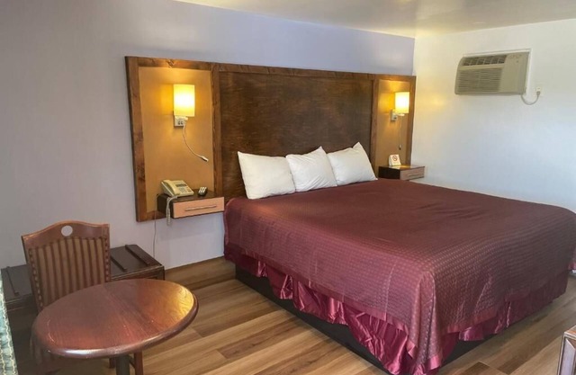 Room w/ King Bed, Scottish Inns, Free Parking, few Minutes from Niagara Falls