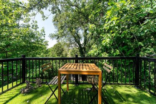 Room with a balcony in a luxury house in Old mills