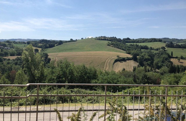 room with swimming pool in the countryside 5 minutes from the city