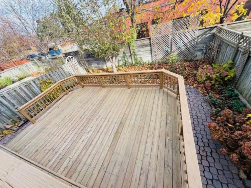 Room With Private Patio Next to Toronto Airport