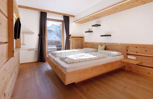 Zimmer 'Zirbensuite Zi 1' mit Bergblick, Gemeinschaftsgarten und Balkon