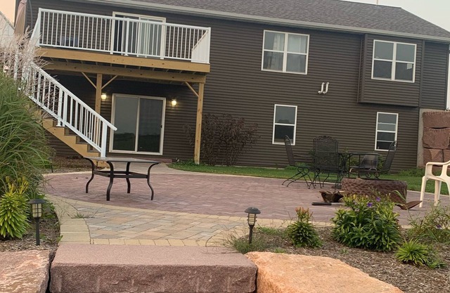 Rooms for rent daily, weekly, or monthly for traveling workers or vacationers.