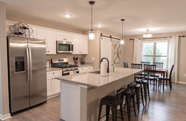 Roomy 3 Bedroom condo with King Master in Loves Park just a short drive to Rock Cut State Park!