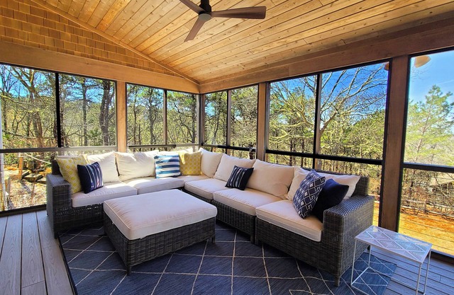 Roomy 3BD+ --A/C, Screen Porch, Outdoor Shower, Fire Pit, Ping Pong--Plenty of Space to Spread Out