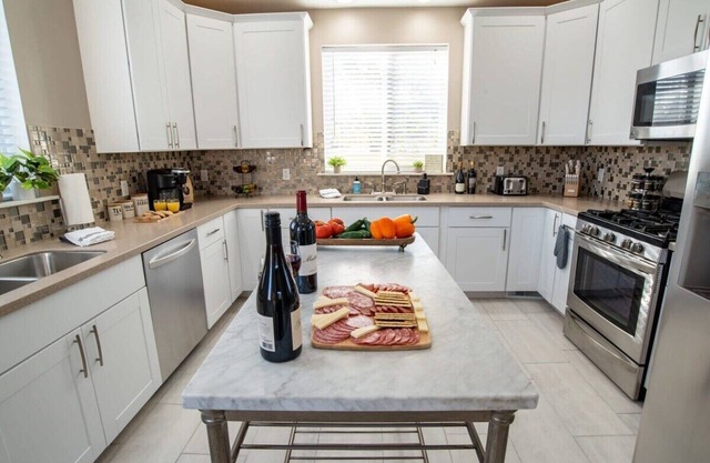 Roomy 3BR & 2BR Apartments near Universities