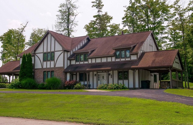 Roomy Beautiful Golf/Ski Condo