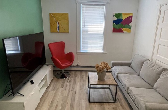 Roomy Entire 2 Bed-room Apartment ~ 1 min to Train for NYC