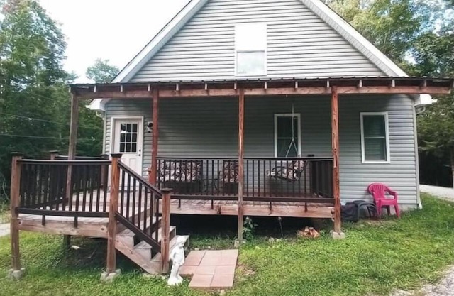 Roomy House on 2 private acres above the cliffs at Summersville Lake