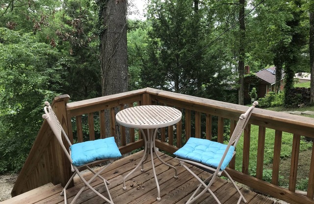 Roomy lakefront cottage with private access to lake, 1-3 month rentals only