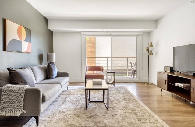 Roomy Menlo Park 2BR w/ Pool, W/D, Gym, near 82, 101, 280, by Blueground