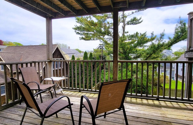 ~ Roomy townhouse w/2 baths ~ 1/2 mi from the beach! 1/2 mi from downtown!