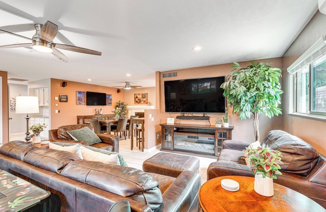 Roomy Tucson Home w/ Hot Tub & Pickleball Court!