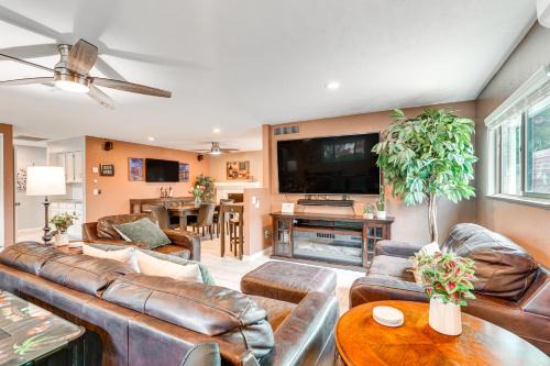 Roomy Tucson Home with Hot Tub and Pickleball Court!