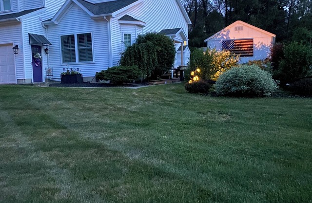 Roomy & welcoming retreat-minutes from the lake, golf, horses,dining-Saratoga!