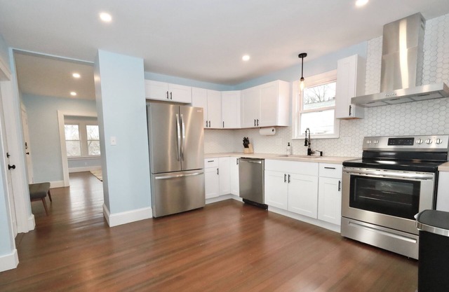 Roosevelt House, sleeps 12, weddings, Big groups, Parking, 2 full kitchens