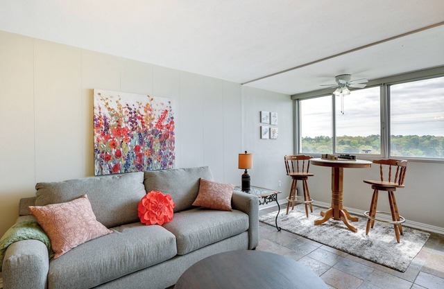 ‘Rory’s Roost’ Hot Springs Condo on Lake Hamilton!