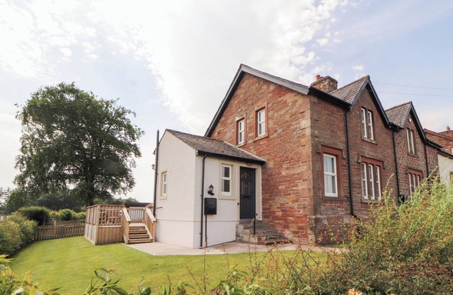 ROSE BANK COTTAGE, family friendly, with open fire in Dalston