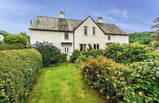 Rose Bank Cottage - a cottage that sleeps 5 guests in 3 bedrooms
