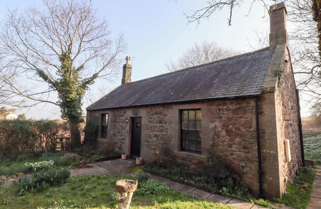 ROSE COTTAGE, pet friendly, with a garden in Wooler