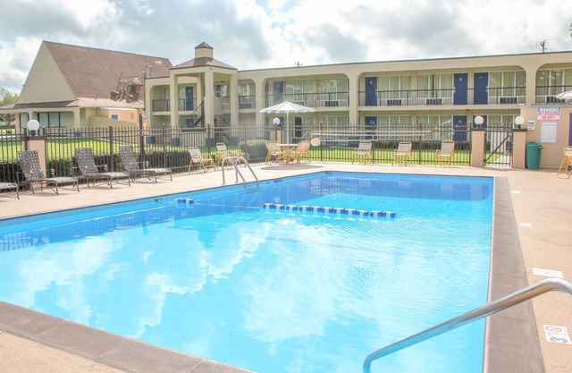 Rose Garden Inn & Suites