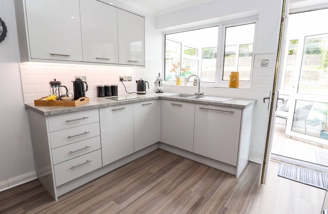 ROSE HILL, pet friendly, with a garden in Holywell