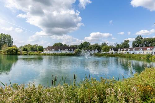Rose Lake View, 3 Bed Luxury Cotswolds Lake House, South Cerney, Cirencester