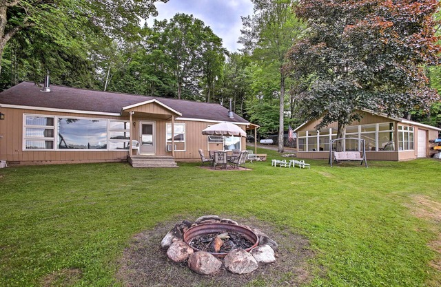 Rose Lake Cabin am Wasser mit Feuerstelle, Dock, Boote