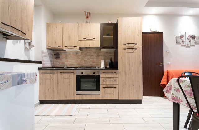 RENOVIERTE WOHNUNG IN DER NÄHE DES MEERES UND DIENSTLEISTUNGEN