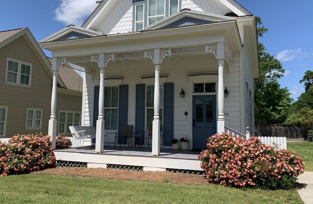 Rosebud Cottage - Luxurious 3 Bedroom in Downtown Ruston