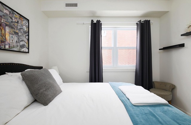 Rosemont Retreat: Chic 1BR Apt W/Terrace & AC on the Plaza St-Hubert