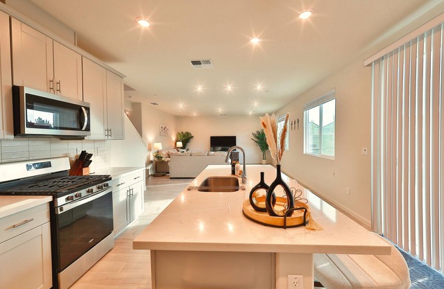 Roseville 5-Beds 3-Baths Family-Friendly Gem