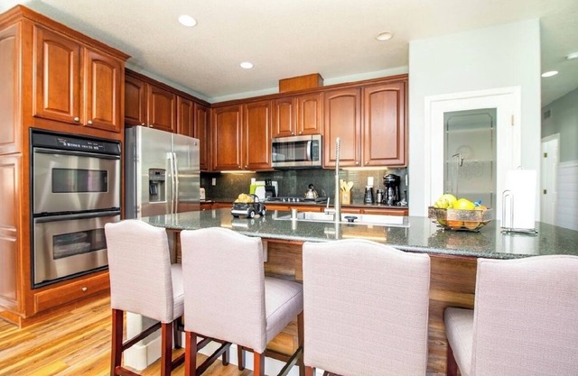 Roseville Resort With Salt Water Pool & Spa! Backyard BBQ, Fire Pit & Ping Pong.