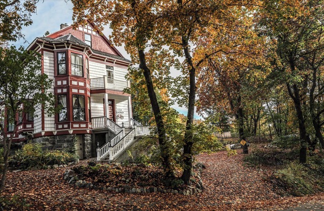 Rossland's Luxury Guest House