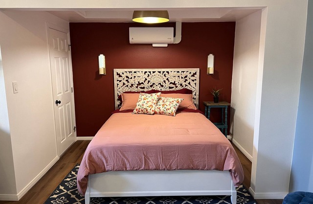 Rosy Casita with A/C near Base & Downtown with easy access to freeway