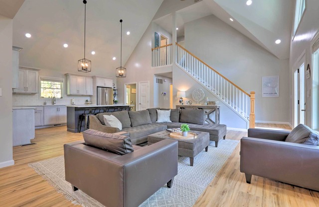 Luxury Rough River Lake House with Deck & Grill!