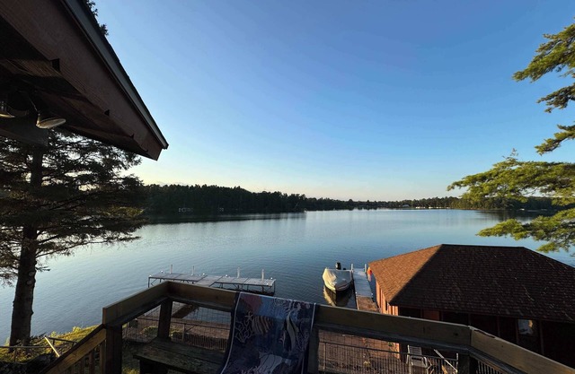 Round Lake - Upscale - Private - 6Bdrm - 500+ft Lakeshore Retreat