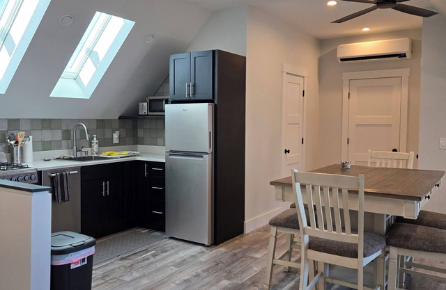 Round Pond Maine - Charming 1-bedroom apartment with AC, WiFi and ocean view.