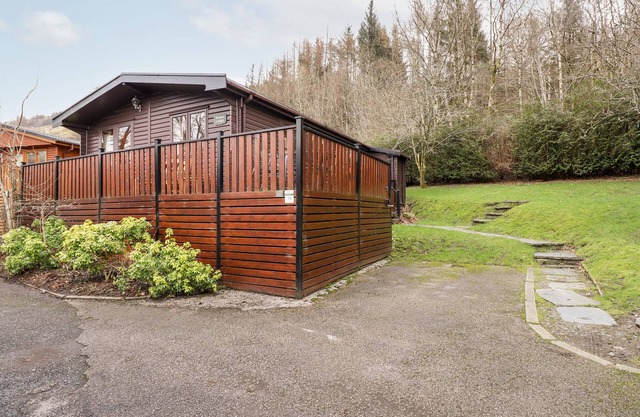 ROWAN LODGE, pet friendly, with a garden in Windermere